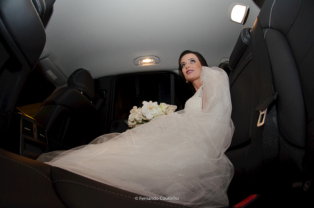 Noiva Dentro do Carro encantada olhando a Igreja Matriz Nova em Americana