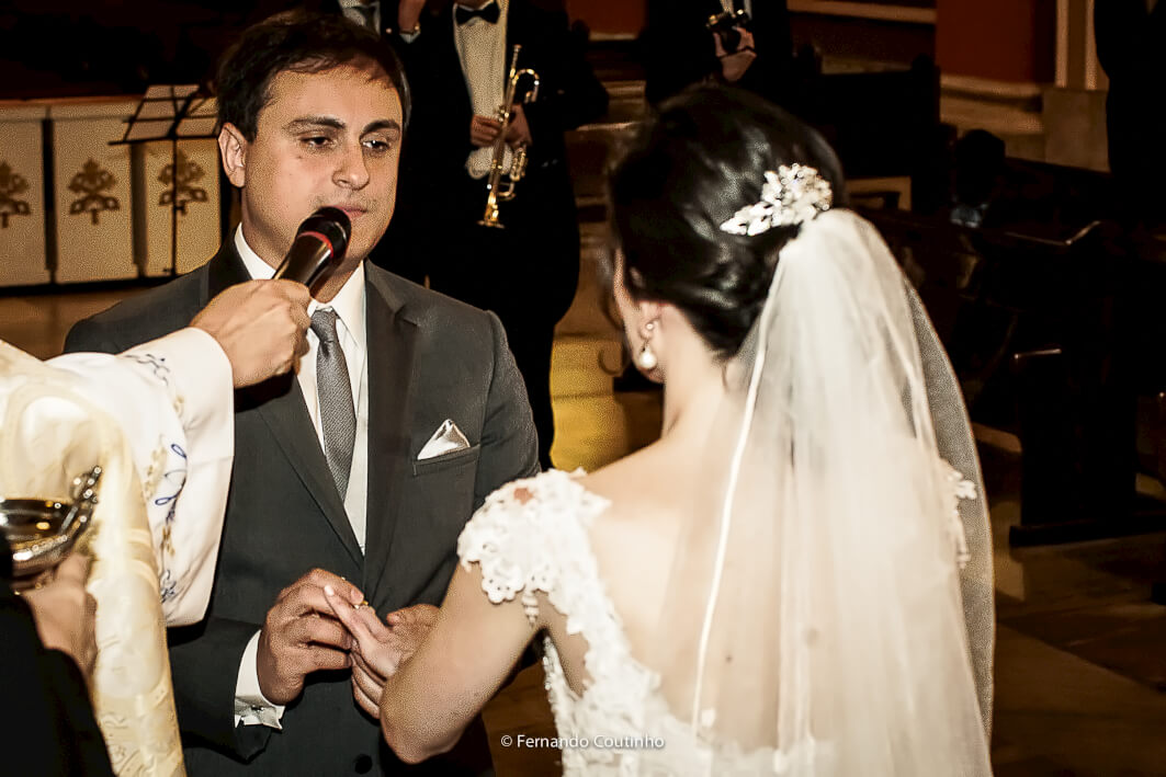 Troca de Alianças do casal de noivos na igreja matriz nova de santo antonio na cidade de Americana sao paulo