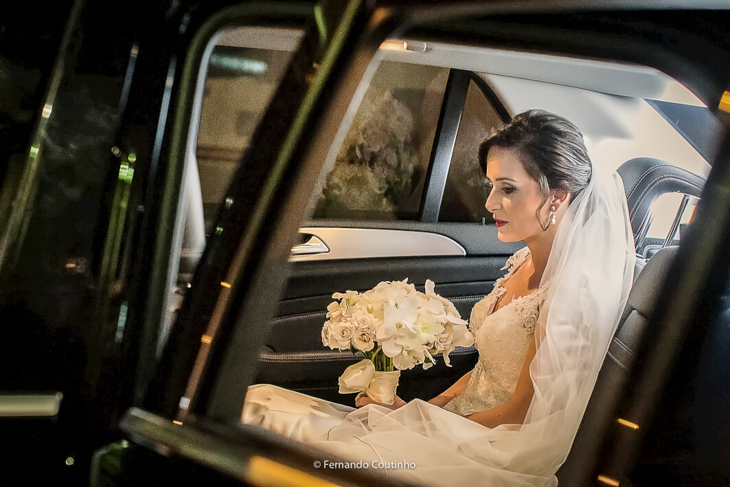noiva e seu lindo vestido de casamento e seu buquet de noiva feito pelo decorador de casamentos e eventos Fernando Reame para o casamento na cidade de Americana Sao Paulo