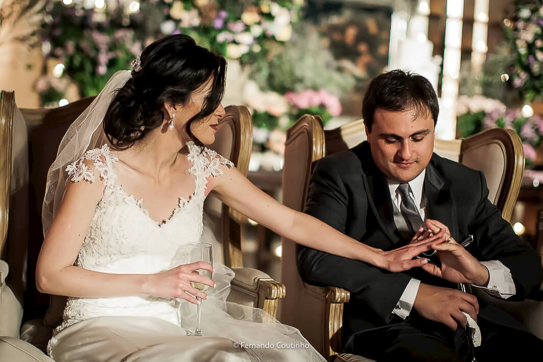 casal de noivos tomam uma bebida e trocam carinho nesta linda fotografia de casamento do melhor fotografo de casamento de campinas e de americana fernando coutinho que faz fotografia de casamento
