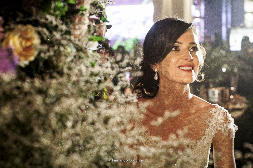 fotografia de casamento com noiva linda olhando o noivo no salao de festas villa sao vito na cidade de americana sao paulo feita pelo fotografo de casamentos fernando coutinho