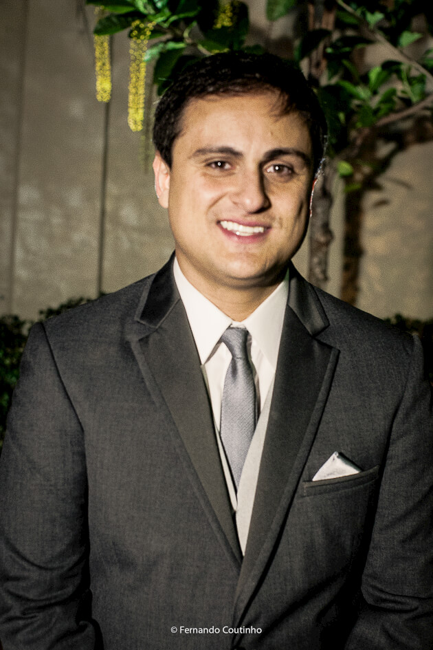 fotografia de casamento em americana com o noivo do casamento vestindo um terno elegante no jardim do salao de festas villa sao vito na cidade de americana sao paulo