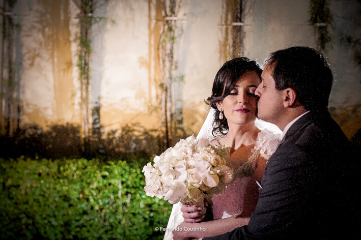 noivo beija a noiva em fotografia de casamento autoral na cidade de americana sao paulo foto de casl de noivos feita pelo fotografo de casamento Fernando Coutinho