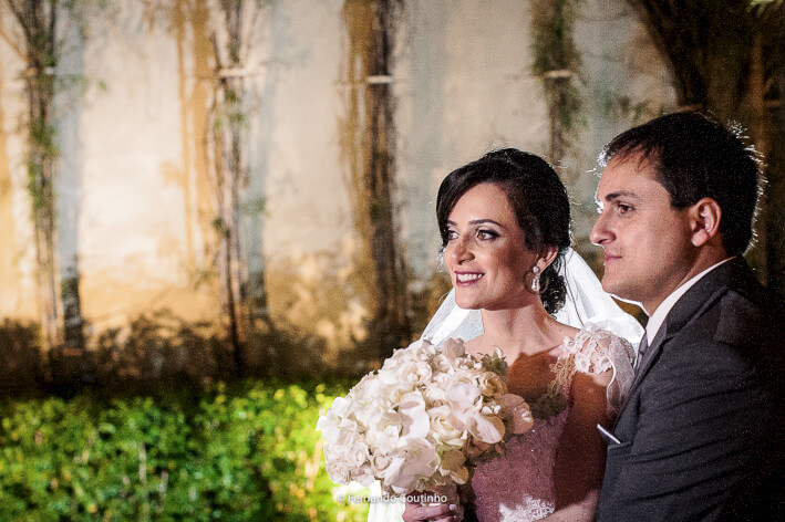 Ensaio fotografico do casal de noivos no casamento em jardim do salao de festas villa sao vitto na cidade de americana foto de casamento feita pelo fotografa de casamento fernando coutinho