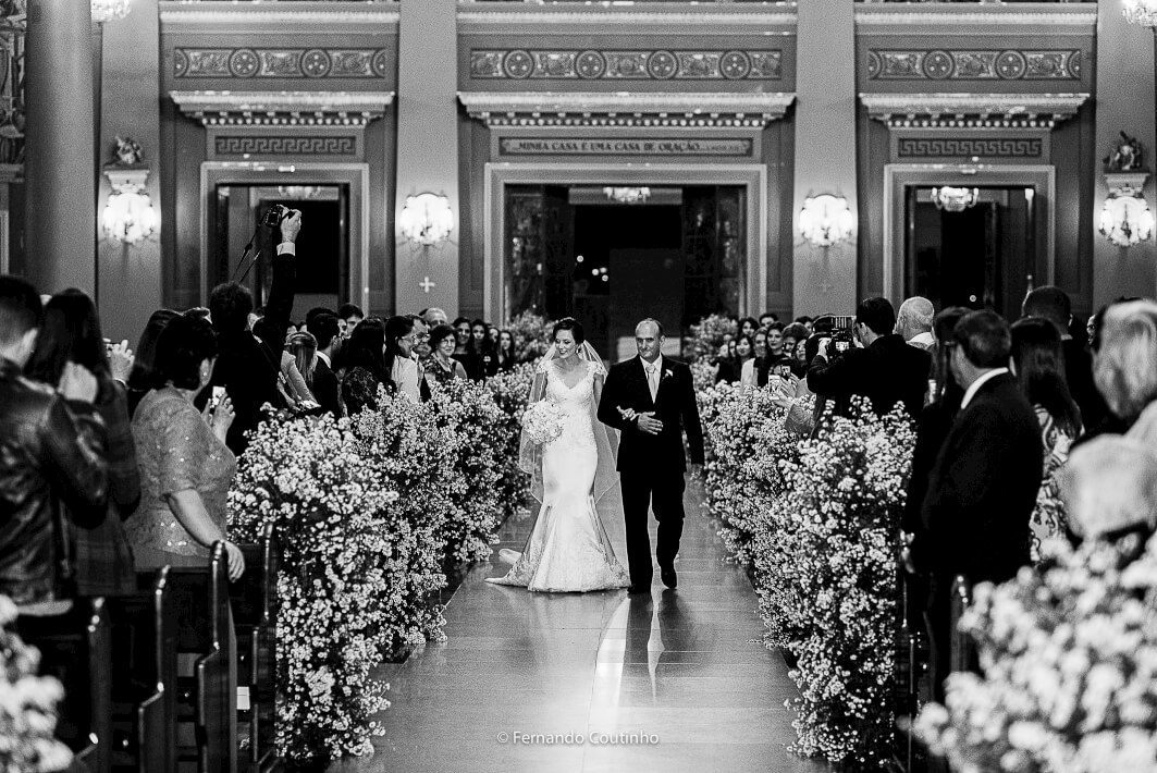 noiva entra com pai na igreja santuario santo antonio de padua em americana com a igreja decorada pelo decorador fernando reame