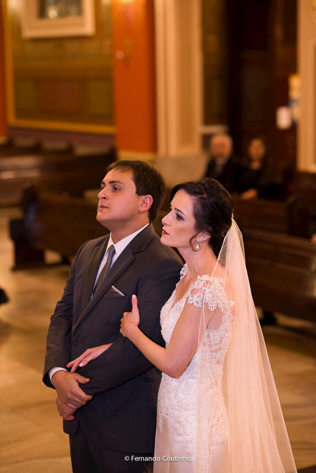Geral da cerimonia religiosa com os noivos atentos a cerimonia feita pelo Padre na igreja matriz nova na cidade de americana sao paulo