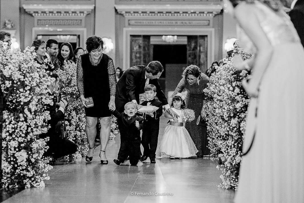 Entrada das damas de honras e Pajens na igreja santuario Santo Antonio de Padua na cida de Americana com a organizacao de Valeria Nascimento Eventos