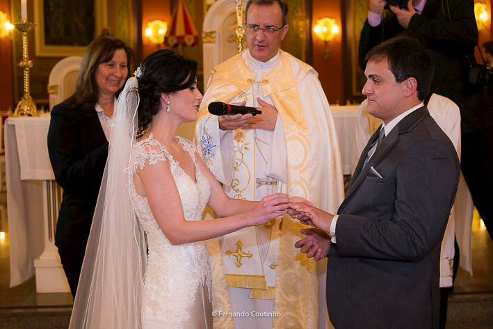Troca de Alianças feita pelos noivos no dia de seu casamento na igreja matriz nova de Santo Antonio na cidade de Americana sao paulo