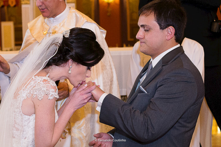 Noiva beija a alianca do noivo no momento da troca de aliancas no dia do seu casamento na igreja matriz nova de santo antonio na cidade de americana sao paulo