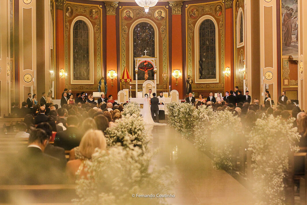 geral do fundo da igreja santuario santo antonio de padua na cidade de Americana sao paulo com linda decoraçao de casamento feita pelo decorador de casamento festas e eventos fernando reame