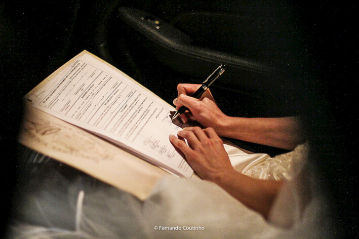 Noiva assina livro do casamento Civil na Porta da Igreja Matriz Nova de Santo Antonio em Americana