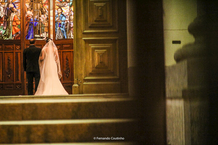 Noiva com vestido de noiva na porta da igreja santuario santo antonio de padua pronta para a entrada da noiva na cidade de americana