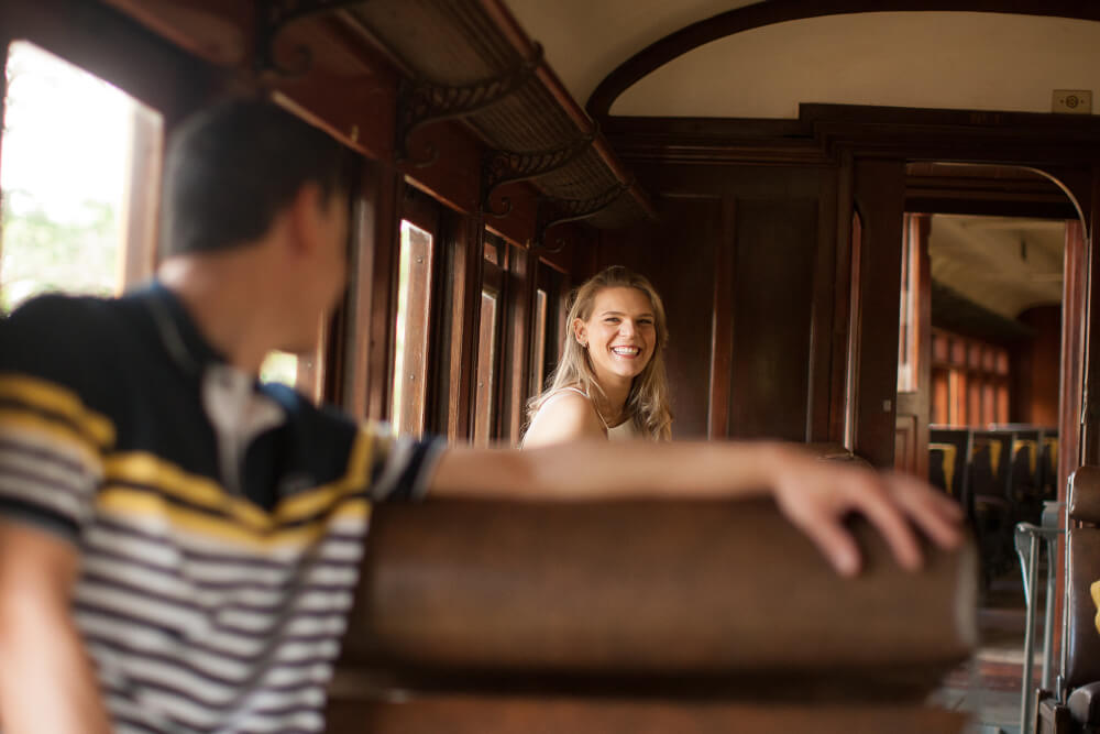 fotografia ensaio de noivos na maria fumaca do hotel fazenda duas marias em jaguariuna sao paulo fotografia casal feita pelo fotografo campinas fernando coutinho