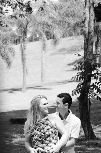 fotografia de casal da cidade de valinhos sao paulo no bosque do hotel fazenda duas marias em jaguariuna pelo fotografo casamento campinas fernando coutinho