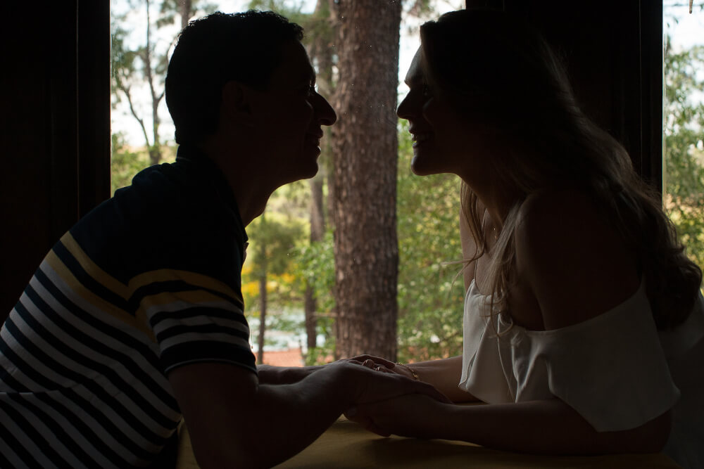 fotografia casamento valinhos e de ensaio fotografico casal em silueta no trem maria fumaca no hotel fazenda duas marias em jaguariuna sao paulo dos noivos de valinhos fotografo casamento campinas