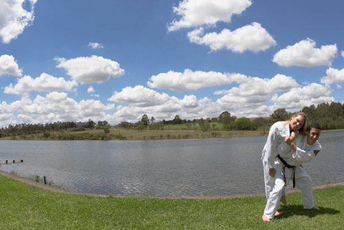 noivos de kimono treinam no lago do hotel fazenda duas marias jaguariuna sao paulo fotografia casamento campinas valinhos vinhedo americana fotografo campinas valinhos vinhedo