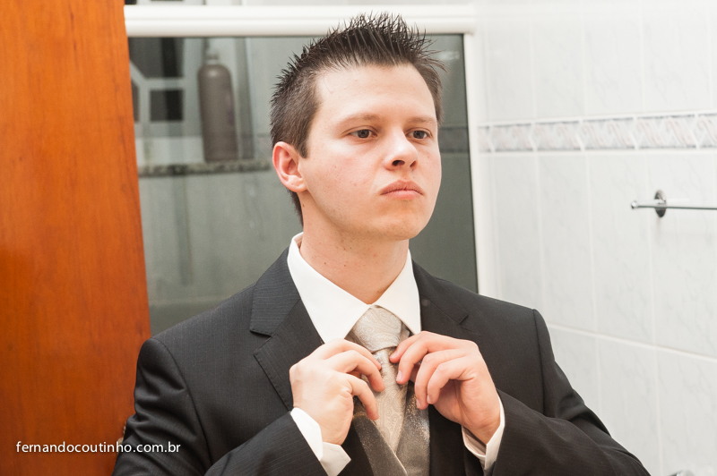 Cerimonial Rafael Alves, Noivo se arrumando, Gravata, Gravata de noivo, makingo of de noivo, detalhe de casamento,Making of noiva, Casamento em Itapira, Matriz de Itapira, Tenis Clube de Itapira,fernando coutinho, fotografia de casamento, fotografo de cas