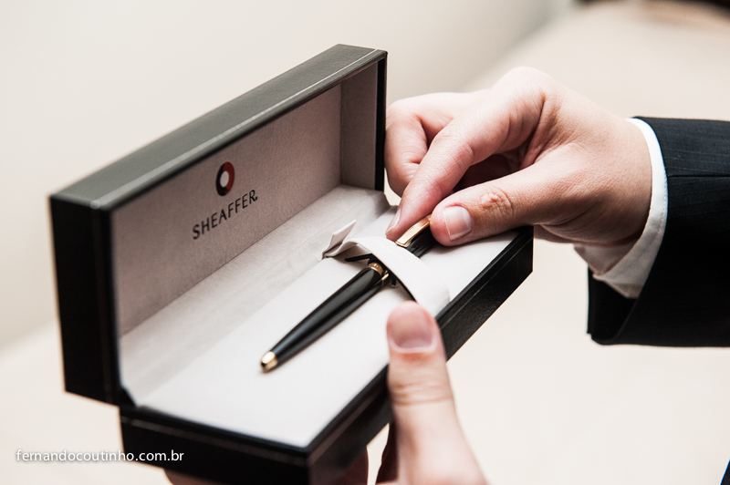 Cerimonial Rafael Alves, Caneta de luxo, caneta de casamento,Noivo se arrumando, Gravata, Gravata de noivo, makingo of de noivo, detalhe de casamento,Making of noiva, Casamento em Itapira, Matriz de Itapira, Tenis Clube de Itapira,fernando coutinho, fotog