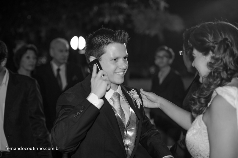 Noivo se arrumando, noivo no celular, Gravata de noivo, making of de noivo, detalhe de casamento, Casamento em Itapira, Matriz de Itapira, Tenis Clube de Itapira,fernando coutinho, fotografia de casamento, fotografo de casamento, festa de 15 anos, eventos