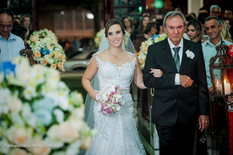 Fernando Coutinho Fotografia e Cinema, Fernando Coutinho Fotografia e Filme, Fernando Coutinho Foto e Video, Noiva entrando igreja, entrada da noiva, cortejo da noiva, clarins reais, musica de entrada, emoção da noiva, noiva linda, cerimonia