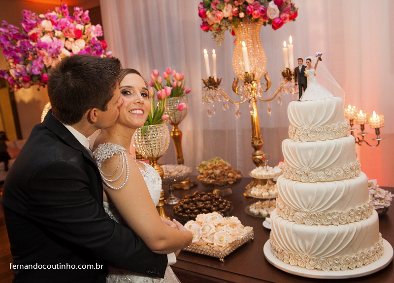 Corte do bolo, mesa de bolo, bolo casamento, doces de casamento, , Bride and groom, beijo dos noivos, beijo de casamento, ensaio dos noivos, pre wedding, ensaio casal, veu de noiva, vestido chique, vestido alta sociedade, traje do noivo, Fernando Coutinho
