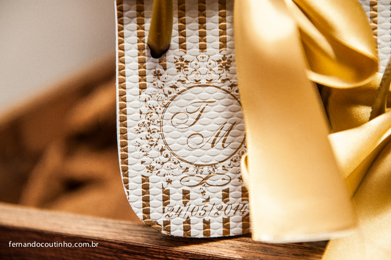 chinelo de casamento, sandalias de casamento, havaianas de casamento, chinelos decorados, adereços de casamento, Carolina Saciloto,Bride and groom, beijo dos noivos, beijo de casamento, ensaio dos noivos,  veu de noiva, vestido chique, vestido alta