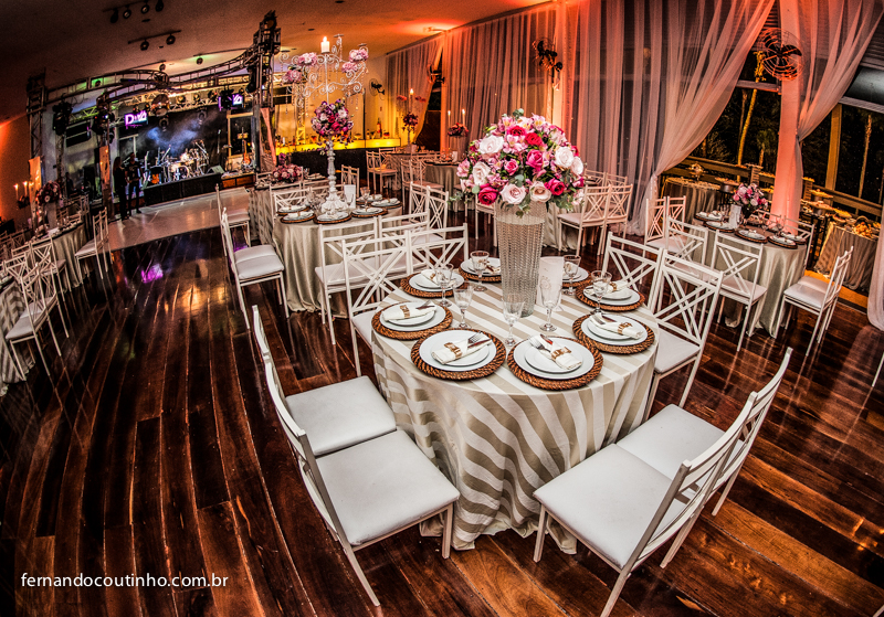 Decor de casamento, Luz Ambar, Iluminação arquitetural casamento, festa de casametno, festa de noivos, Bride and groom, beijo dos noivos, beijo de casamento, ensaio dos noivos, pre wedding, ensaio casal, veu de noiva, vestido chique, vestido