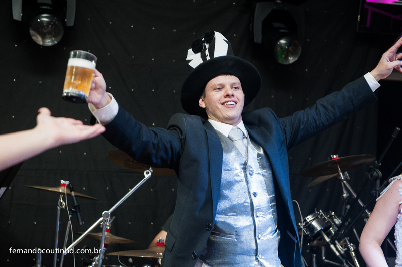 Noivo joga wisky, momento do wisky, Bride and groom, beijo dos noivos, beijo de casamento, ensaio dos noivos, pre wedding, ensaio casal, veu de noiva, vestido chique, vestido alta sociedade, traje do noivo, Fernando Coutinho Fotografia e Cinema, Fernando 