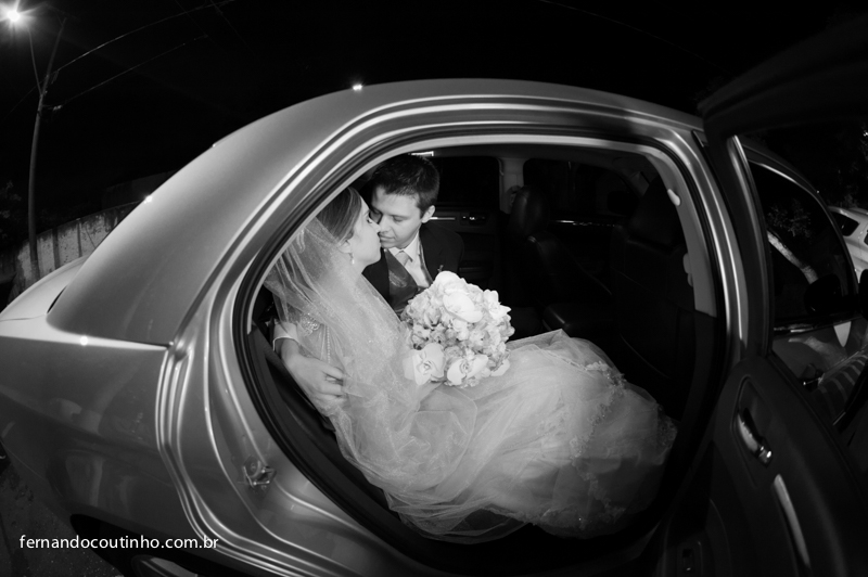 Bride and groom, saida do casal, beijo dos noivos, beijo de casamento, saida de casamento, noivos no carro, cena de casamento, carro dos noivos, Bride e Benz, Fernando Coutinho Fotografia e Cinema, Fernando Coutinho Fotografia e Filme, Fernando Coutinho F