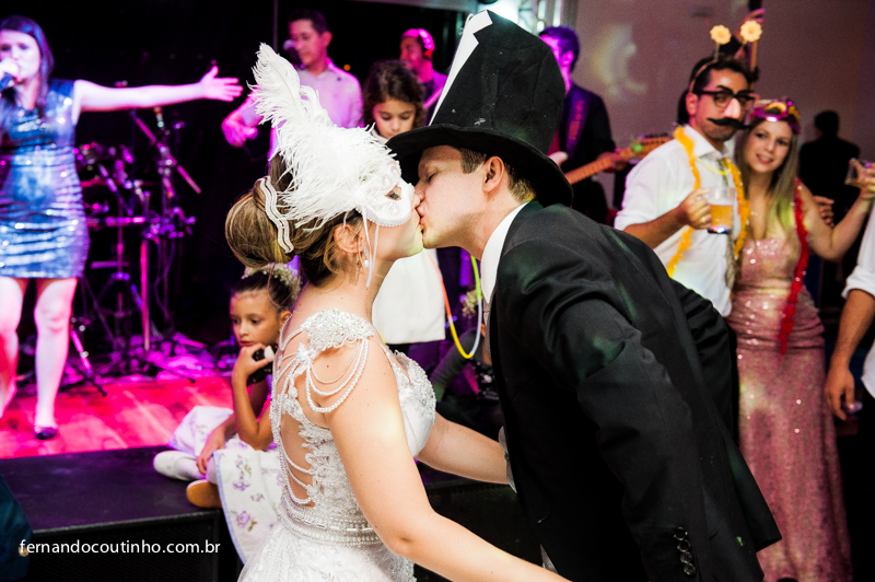 Adereço de casamento, balada, balada de casamento, festa de casamento, Bride and groom, beijo dos noivos, beijo de casamento, ensaio dos noivos, pre wedding, ensaio casal, veu de noiva, vestido chique, vestido alta sociedade, traje do noivo, Fernan