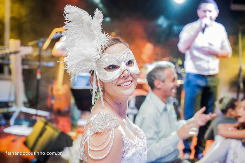 Balada, festa animada, banda TOP, Adereço de casamento,  Bride and groom, beijo dos noivos, beijo de casamento, ensaio dos noivos, pre wedding, ensaio casal, veu de noiva, vestido chique, vestido alta sociedade, traje do noivo, Fernando Coutinho Fo