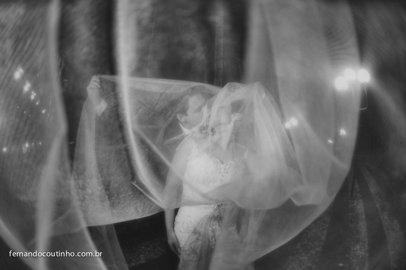 Ensaio casal, ensaio noivos, fotos do casal, Bride and groom, beijo dos noivos, beijo de casamento, ensaio dos noivos, pre wedding, ensaio casal, veu de noiva, vestido chique, vestido alta sociedade, traje do noivo, Fernando Coutinho Fotografia e Cinema, 