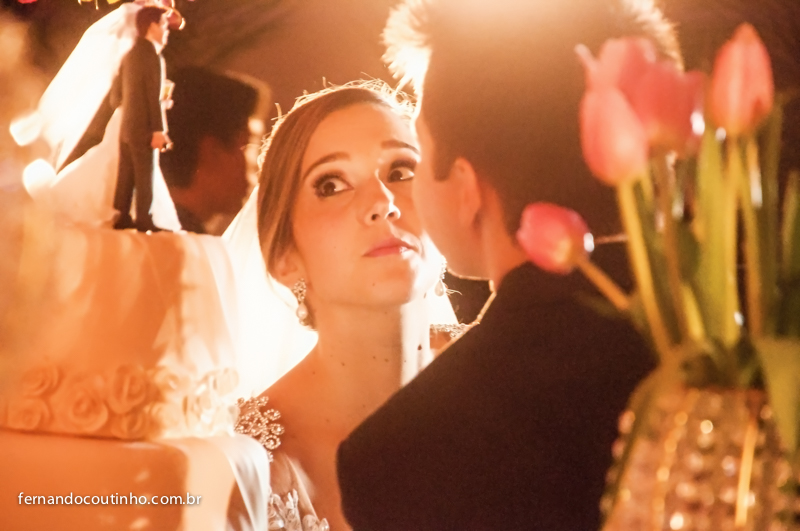 Mesa de bolo, bolo fake, noivinhos, topo de bolo, doce de casamento, bolo de casamento, Bride and groom, beijo dos noivos, beijo de casamento, ensaio dos noivos, pre wedding, ensaio casal, veu de noiva, vestido chique, vestido alta sociedade, traje do noi