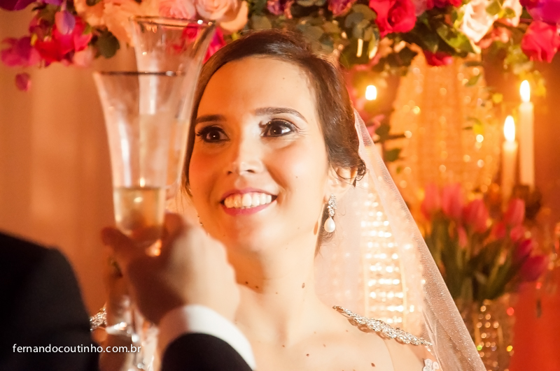 Brinde dos noivos, Sorriso de noiva, Bride and groom, beijo dos noivos, beijo de casamento, ensaio dos noivos, pre wedding, ensaio casal, veu de noiva, vestido chique, vestido alta sociedade, traje do noivo, Fernando Coutinho Fotografia e Cinema, Fernando