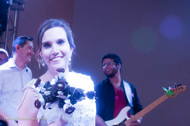 Momento do buquet, hora do buquet, buquet de noiva, noiva joga o buquet, santo antonio, buquet de santo antonio, sapo de noiva, noiva jopga o sapo, Bride and groom, beijo dos noivos, beijo de casamento, ensaio dos noivos, pre wedding, ensaio casal, veu de