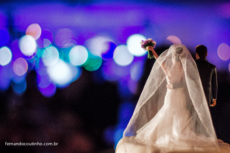 Topo de bolo, noivinhos de bolo, noivinhos fake, Bride and groom, beijo dos noivos, beijo de casamento, ensaio dos noivos, pre wedding, ensaio casal, veu de noiva, vestido chique, vestido alta sociedade, traje do noivo, Fernando Coutinho Fotografia e Cine