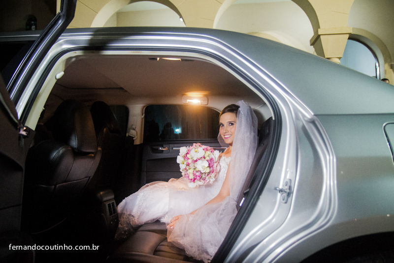 Fernando Coutinho Fotografia e Cinema, Fernando Coutinho Fotografia e Filme, Fernando Coutinho Foto e Video, Noiva no carro, carro da noiva, noiva linda, cerimonial Rafael Alves, detalhe de casamento,Making of noiva, Casamento em Itapira, Matriz de Itapir