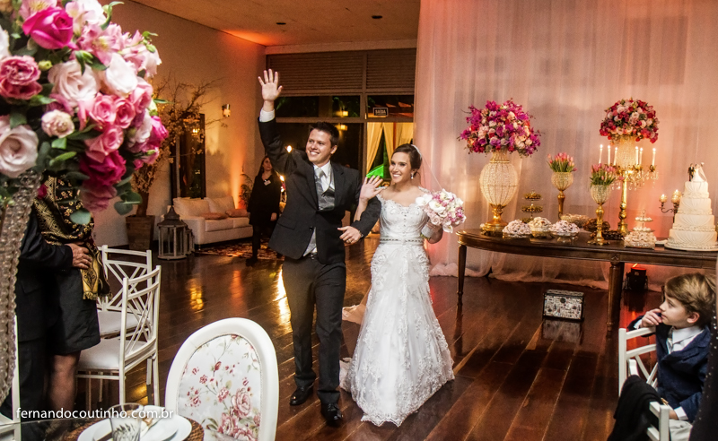 Entrada dos noivos, entrada na festa, Bride and groom, beijo dos noivos, beijo de casamento, ensaio dos noivos, pre wedding, ensaio casal, veu de noiva, vestido chique, vestido alta sociedade, traje do noivo, Fernando Coutinho Fotografia e Cinema, Fernand