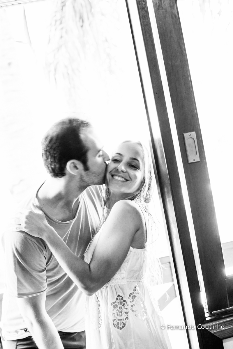 noivo ve a noiva antes do casamento,Casamento na praia, casamento no litoral, Barracudas beach bar e restaurante, praia de toc toc pequeno, sao sebastiao, sao paulo, litoral norte, beira mar, pe na areia, casamento pe na areia, casamento descolado, ceu az