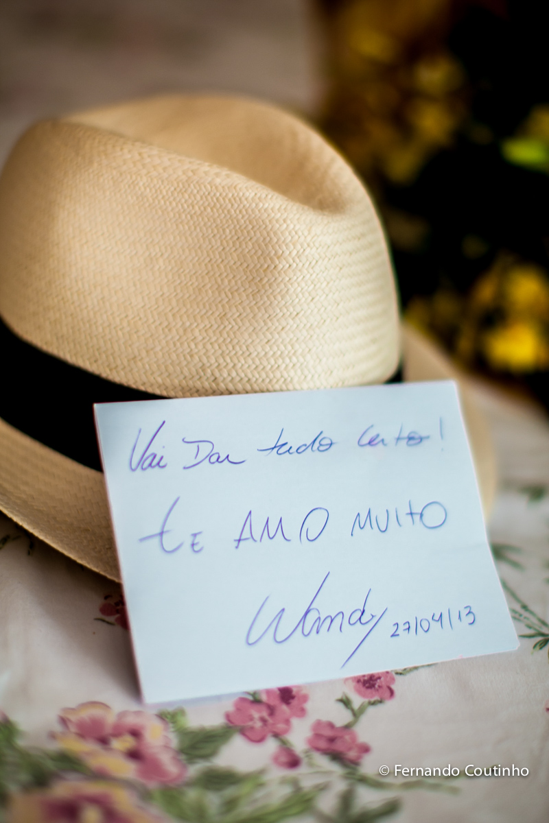Chapeu de noivo, bilhete para a noiva, declaracao de amor,Casamento na praia, casamento no litoral, Barracudas beach bar e restaurante, praia de toc toc pequeno, sao sebastiao, sao paulo, litoral norte, beira mar, pe na areia, casamento pe na areia, casam