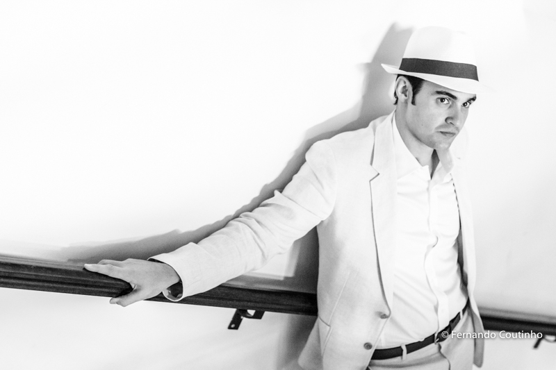 Casamento na praia, noivo de chapeu, fotografia na praia,casamento no litoral, Barracudas beach bar e restaurante, praia de toc toc pequeno, sao sebastiao, sao paulo, litoral norte, beira mar, pe na areia, casamento pe na areia, casamento descolado, ceu a