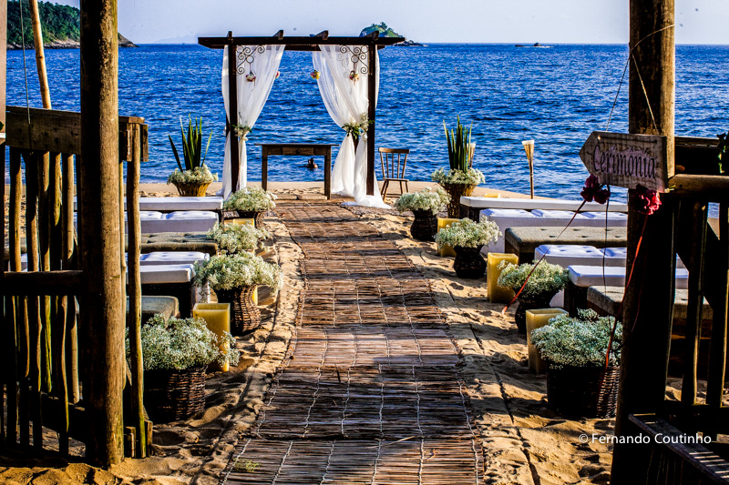 Casamento na praia, casamento no litoral, Barracudas beach bar e restaurante, praia de toc toc pequeno, sao sebastiao, sao paulo, litoral norte, beira mar, pe na areia, casamento pe na areia, casamento descolado, ceu azul,fernando coutinho, fotografia de 