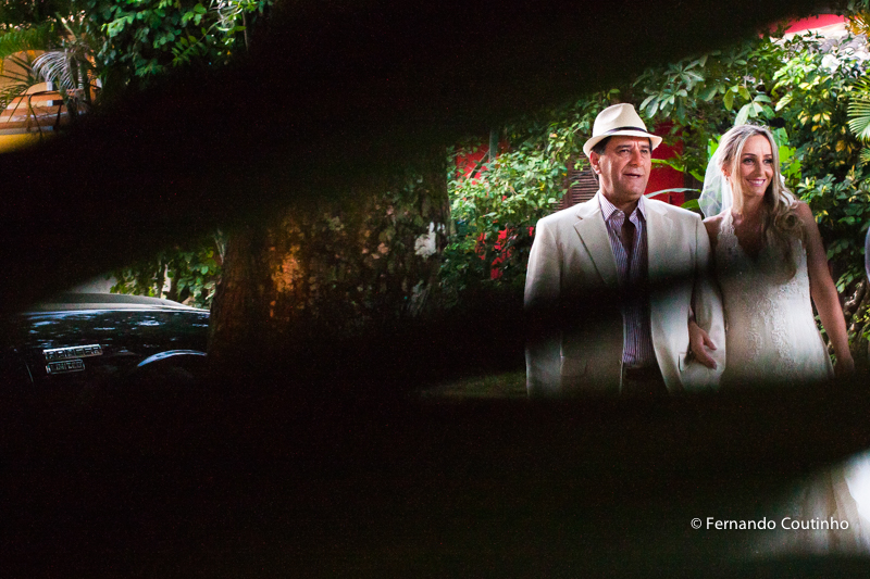 Chegada da noiva, noiva com o pai, noiva na porta da igreja, noiva entrando na cerimonia, entrada da noiva,Casamento na praia, casamento no por do sol, casamento no litoral, Barracudas beach bar e restaurante, praia de toc toc pequeno, sao sebastiao, sao 