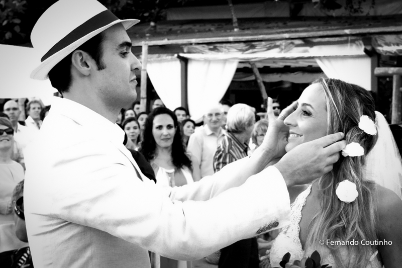 Entrada da noiva, noiva recebida pelo noivo,Casamento na praia, casamento no por do sol, casamento no litoral, Barracudas beach bar e restaurante, praia de toc toc pequeno, sao sebastiao, sao paulo, litoral norte, beira mar, pe na areia, casamento pe na a