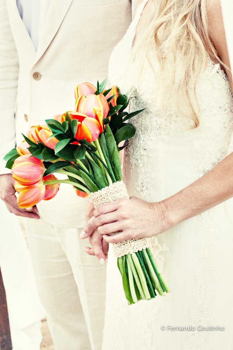 Bequet de noiva, flores em voce,Casamento na praia, casamento no por do sol, casamento no litoral, Barracudas beach bar e restaurante, praia de toc toc pequeno, sao sebastiao, sao paulo, litoral norte, beira mar, pe na areia, casamento pe na areia, casame