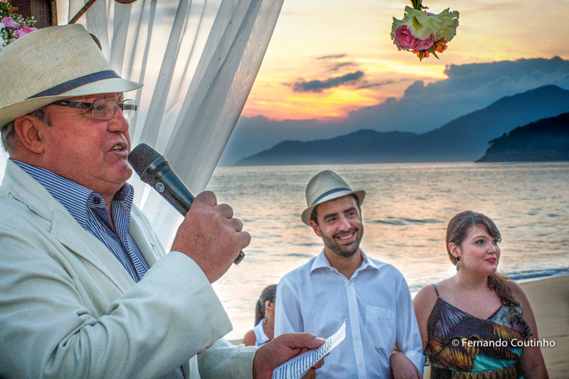 Casamento ao por do sol, cerimonia feita pelo pai, celebrante da familia, Casamento na praia, casamento no por do sol, casamento no litoral, Barracudas beach bar e restaurante, praia de toc toc pequeno, sao sebastiao, sao paulo, litoral norte, beira mar, 