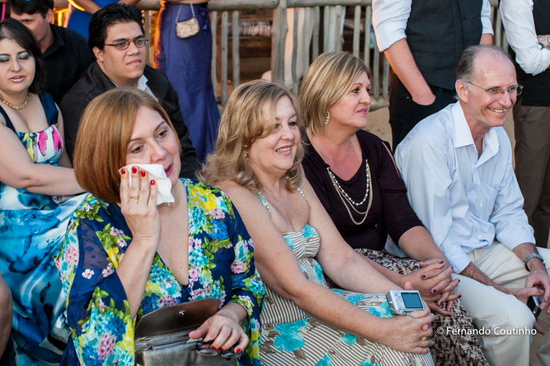 emocao dos convidados, madrinha chorando,Casamento na praia, casamento no por do sol, casamento no litoral, Barracudas beach bar e restaurante, praia de toc toc pequeno, sao sebastiao, sao paulo, litoral norte, beira mar, pe na areia, casamento pe na arei