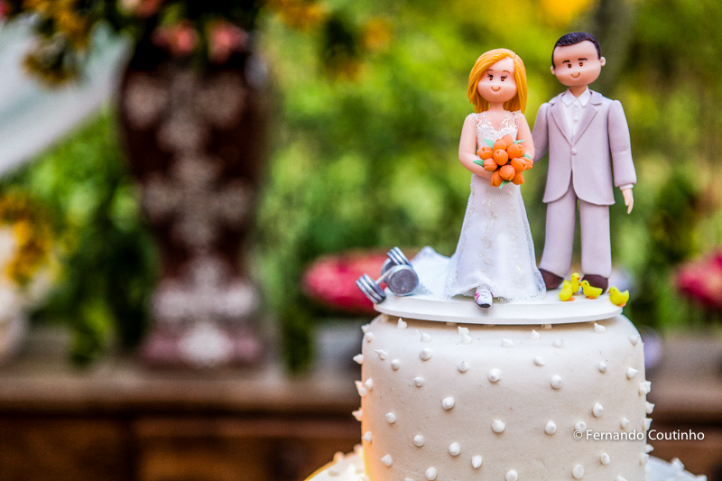 Topo de bolo, noivinhos de bolo, noivinhos fake, Casamento na praia, casamento no por do sol, casamento no litoral, Barracudas beach bar e restaurante, praia de toc toc pequeno, sao sebastiao, sao paulo, litoral norte, beira mar, pe na areia, casamento pe