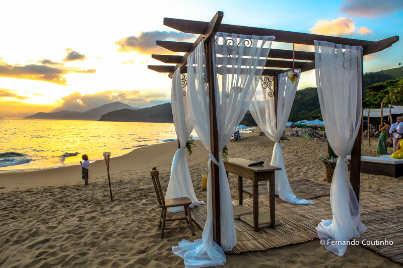 Casamento na praia, casamento no litoral, Barracudas beach bar e restaurante, praia de toc toc pequeno, sao sebastiao, sao paulo, litoral norte, beira mar, pe na areia, casamento pe na areia, casamento descolado, ceu azul,fernando coutinho, fotografia de 
