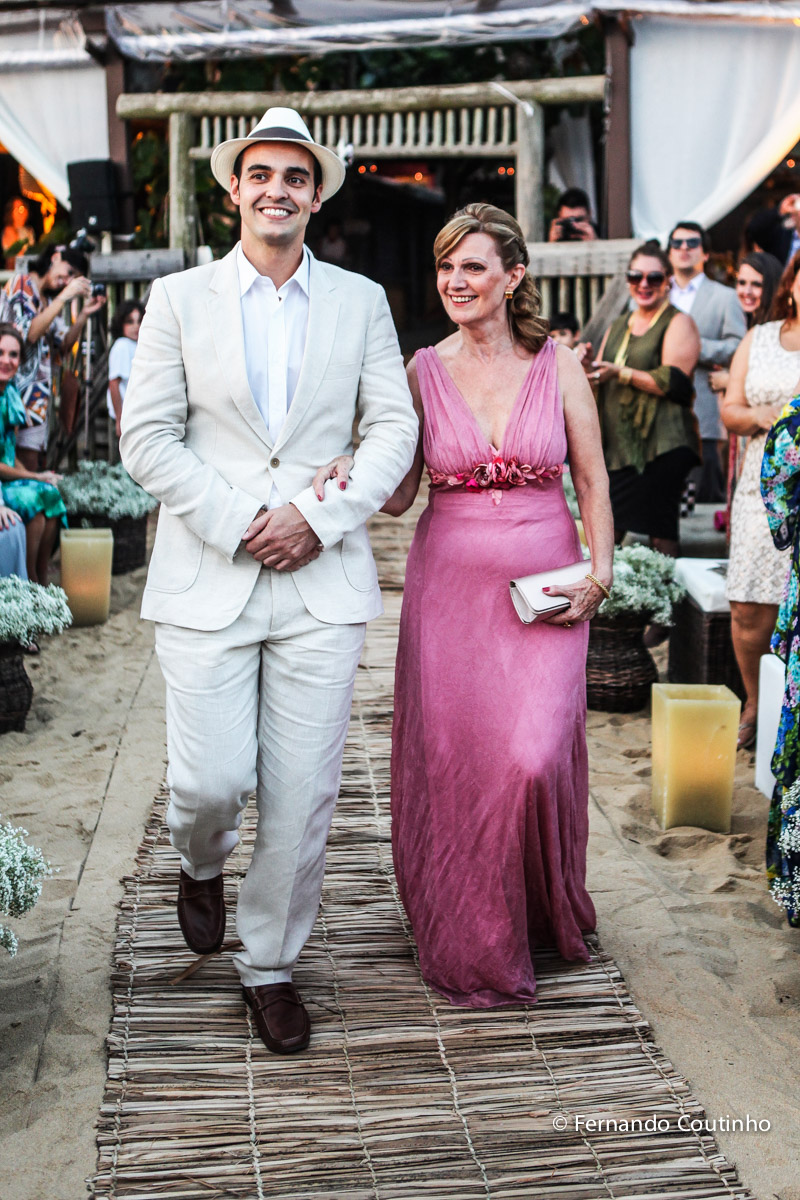 Entrada do noivo, cortejo do noivo,Casamento na praia, casamento no por do sol, casamento no litoral, Barracudas beach bar e restaurante, praia de toc toc pequeno, sao sebastiao, sao paulo, litoral norte, beira mar, pe na areia, casamento pe na areia, cas